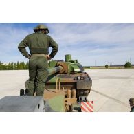 Un soldat guide le chargement d'un char Leclerc du 501e régiment de chars de combat (501e RCC) à bord d'un tracteur routier porte-chars de 50 tonnes (TR-PC 50) à Tapa, en Estonie.