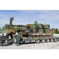 Des soldats guident le chargement d'un char Leclerc du 501e régiment de chars de combat (501e RCC) à bord d'un tracteur routier porte-chars de 50 tonnes (TR-PC 50) à Tapa, en Estonie.
