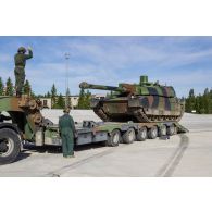Des soldats guident le chargement d'un char Leclerc du 501e régiment de chars de combat (501e RCC) à bord d'un tracteur routier porte-chars de 50 tonnes (TR-PC 50) à Tapa, en Estonie.