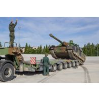 Des soldats guident le chargement d'un char Leclerc du 501e régiment de chars de combat (501e RCC) à bord d'un tracteur routier porte-chars de 50 tonnes (TR-PC 50) à Tapa, en Estonie.