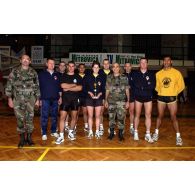 Photographie de groupe des équipes du tournoi de volley-ball à la BMN-N de Mitrovica.