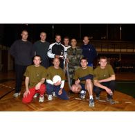 Photographie de groupe des équipes du tournoi de volley-ball à la BMN-N de Mitrovica.