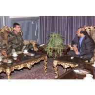 Le général Bentégeat avec le ministre de la défense afghane, Mohammed Qassim Fahim.