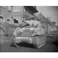 Passage de chars Sherman M4 dans Issenheim (Haut-Rhin).