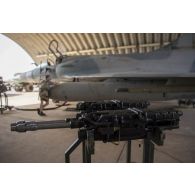 Canons DEFA 554 de 30 mm armant l'avion Mirage 2000C, entreposés lors d'une visite technique dans un hangar de la base de Niamey.