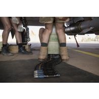 Des techniciens examinent les munitions de 30 mm du canon DEFA d'un avion Mirage 2000C lors d'une visite technique au sein d'un hangar de la base de Niamey.