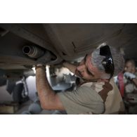Canons DEFA 554 de 30 mm armant l'avion Mirage 2000C, entreposés lors d'une visite technique dans un hangar de la base de Niamey.