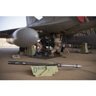 Tube d'un canon DEFA 554 de 30 mm armant l'avion Mirage 2000C, entreposé lors d'une visite technique dans un hangar de la base de Niamey.