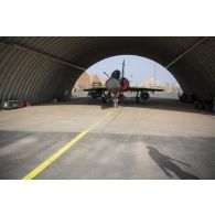 Avion Mirage 2000 en stationnement dans un hangar de la base de Niamey.