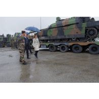 Le colonel Olivier Waché présente un camion porte-chars à la ministre des Armées Florence Parly à Tapa, en Estonie.