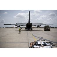 Un avion cargo Hercules C-130 stationne en attente de son chargement sur la piste de l'aéroport de N'Djamena.