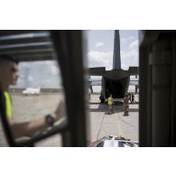 Un avion cargo Hercules C-130 stationne en attente de son chargement sur la piste de l'aéroport de N'Djamena.