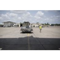 Des éléments du 1er RTP et du GTO dirigent un engin de levage sur la piste de l'aéroport de N'Djamena.