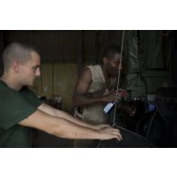 Des mécaniciens du SGMAT interviennent sur un camion TRM-2000 à l'atelier de réparation de N'Djamena.