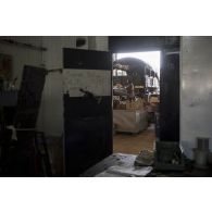 Vue intérieure du magasin au sein de l'atelier de réparation de N'Djamena.