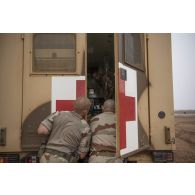 Des éléments du Rôle 2 ferment les portes d'une ambulance lors d'un exercice d'évacuation sanitaire à Gao.