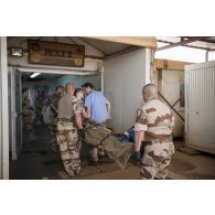 Des éléments du Rôle 2 transfèrent un brancard au sein des installations médicales lors d'un exercice d'évacuation sanitaire à Gao.