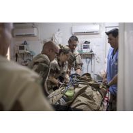 Des éléments du Rôle 2 prennent en charge un blessé lors d'un exercice d'évacuation sanitaire à Gao.
