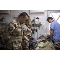 Des éléments du Rôle 2 prennent en charge un blessé lors d'un exercice d'évacuation sanitaire à Gao.