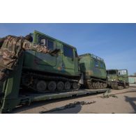 Chargement d'un véhicule articulé chenillé (VAC) Bandvagn 206 à bord d'un camion porteur polyvalent logistique (PPLOG) à Jõhvi, en Estonie.