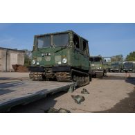 Chargement d'un véhicule articulé chenillé (VAC) Bandvagn 206 à bord d'un camion porteur polyvalent logistique (PPLOG) à Jõhvi, en Estonie.