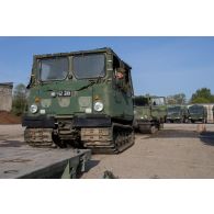 Chargement de véhicules articulés chenillés (VAC) Bandvagn 206 à bord d'un camion porteur polyvalent logistique (PPLOG) à Jõhvi, en Estonie.