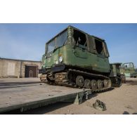 Chargement d'un véhicule articulé chenillé (VAC) Bandvagn 206 à bord d'un camion porteur polyvalent logistique (PPLOG) à Jõhvi, en Estonie.