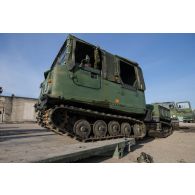 Chargement d'un véhicule articulé chenillé (VAC) Bandvagn 206 à bord d'un camion porteur polyvalent logistique (PPLOG) à Jõhvi, en Estonie.