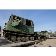 Chargement d'un véhicule articulé chenillé (VAC) Bandvagn 206 à bord d'un camion porteur polyvalent logistique (PPLOG) à Jõhvi, en Estonie.