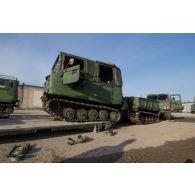 Chargement d'un véhicule articulé chenillé (VAC) Bandvagn 206 à bord d'un camion porteur polyvalent logistique (PPLOG) à Jõhvi, en Estonie.