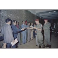 Le général Cann remet des lettres de remerciements à des ingénieurs, Beyrouth.