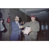 Le général Cann remet des lettres de remerciements à des ingénieurs, Beyrouth.