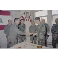 Remise de brevets à des militaires libanais par le colonel Genest, Beyrouth.