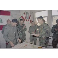 Remise de brevets à des militaires libanais par le colonel Genest, Beyrouth.