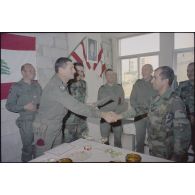 Remise de brevets à des militaires libanais par le colonel Genest, Beyrouth.