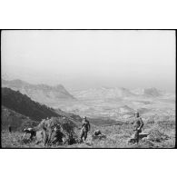 Des fantassins de la division italienne Friuli, servants d’un obusier de 75 mm camouflé, sont en position au col de Teghime, en appui des troupes françaises.
