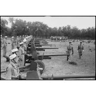 Le colonel Roger Miquel, chef de corps du 1er REC (régiment étranger de cavalerie), passe l'escadron antichars de l'unité en revue lors d'une prise d'armes près de la forêt de la Mamora.