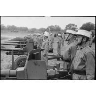 Les légionnaires de l'escadron antichars du 1er REC (régiment étranger de cavalerie) sont au garde-à-vous lors d'une prise d'armes près de la forêt de la Mamora.