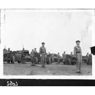 Le colonel Roger Miquel, nouveau chef de corps du 1er REC (régiment étranger de cavalerie), est au garde-à-vous lors d'une prise d'armes près de la forê de la Mamora. A l'arrière plan, les escadrrons antichars et de blindés légers de l'unité.