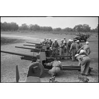 Des légionnaires de l'escadron antichars du 1er REC (régiment étranger de cavalerie) se préparent à déplacer leurs canons de 57 mm M1 à l'issue de la prise d'armes près de la forêt de la Mamora.