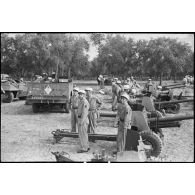 Des légionnaires de l'escadron antichars du 1er REC (régiment étranger de cavalerie) déplacent leurs canons de 57 mm M1 à l'issue de la prise d'armes près de la forêt de la Mamora.