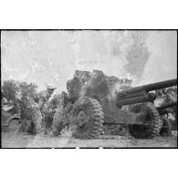 Des légionnaires de l'escadron antichars du 1er REC (régiment étranger de cavalerie) déplacent leurs canons de 57 mm M1 à l'issue de la prise d'armes près de la forêt de la Mamora.