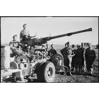 Démonstration de mise en batterie d'un canon de 40 mm par le 22e GFTA de la 2e DB.