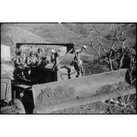 Une pelleteuse en action.