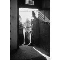 Des élèves discutent devant l'entrée du café maure de l'école des élèves officiers indigènes d'Algérie et de Tunisie (EEOI).