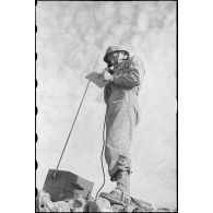 Au poste de commandement, un opérateur transmissions reçoit les renseignements et les ordres et les transmet aux différents échelons au cours de la manoeuvre de la 1re division blindée (DB).