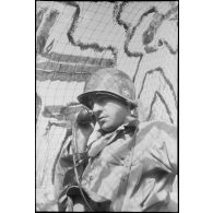 Portrait d'un opérateur de transmissions des canonniers marins.