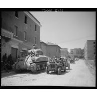 Des blindés américains entrent dans Colle Ferro.