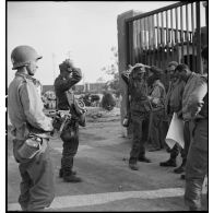 Des prisonniers allemands sont interrogés.