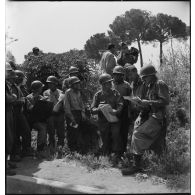 Point de situation des officiers généraux américains à l'entrée de Rome.